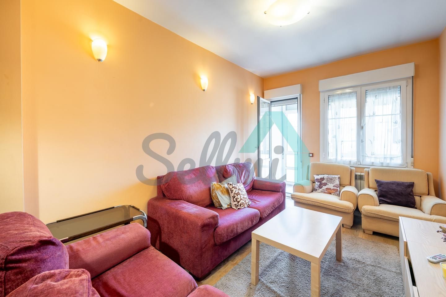 Sala d'estar de Pis per a compartir en Oviedo  amb Calefacció, Parquet i Terrassa