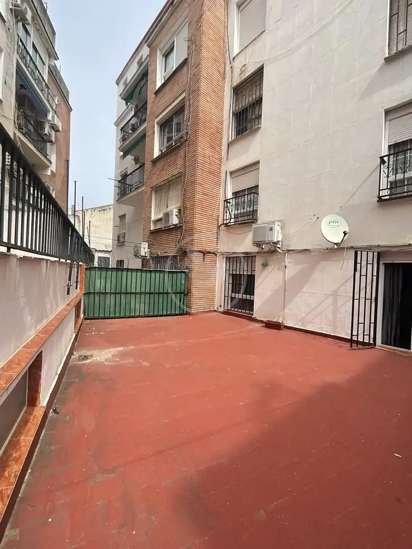 Außenansicht von Wohnung zum Verkauf in Linares mit Klimaanlage, Terrasse und Möbliert