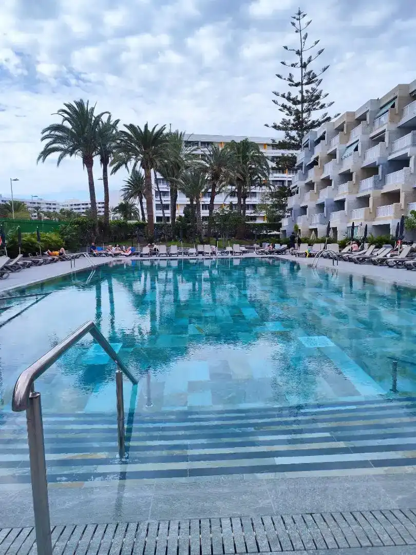 Piscina de Apartament de lloguer en San Bartolomé de Tirajana amb Piscina i Balcó