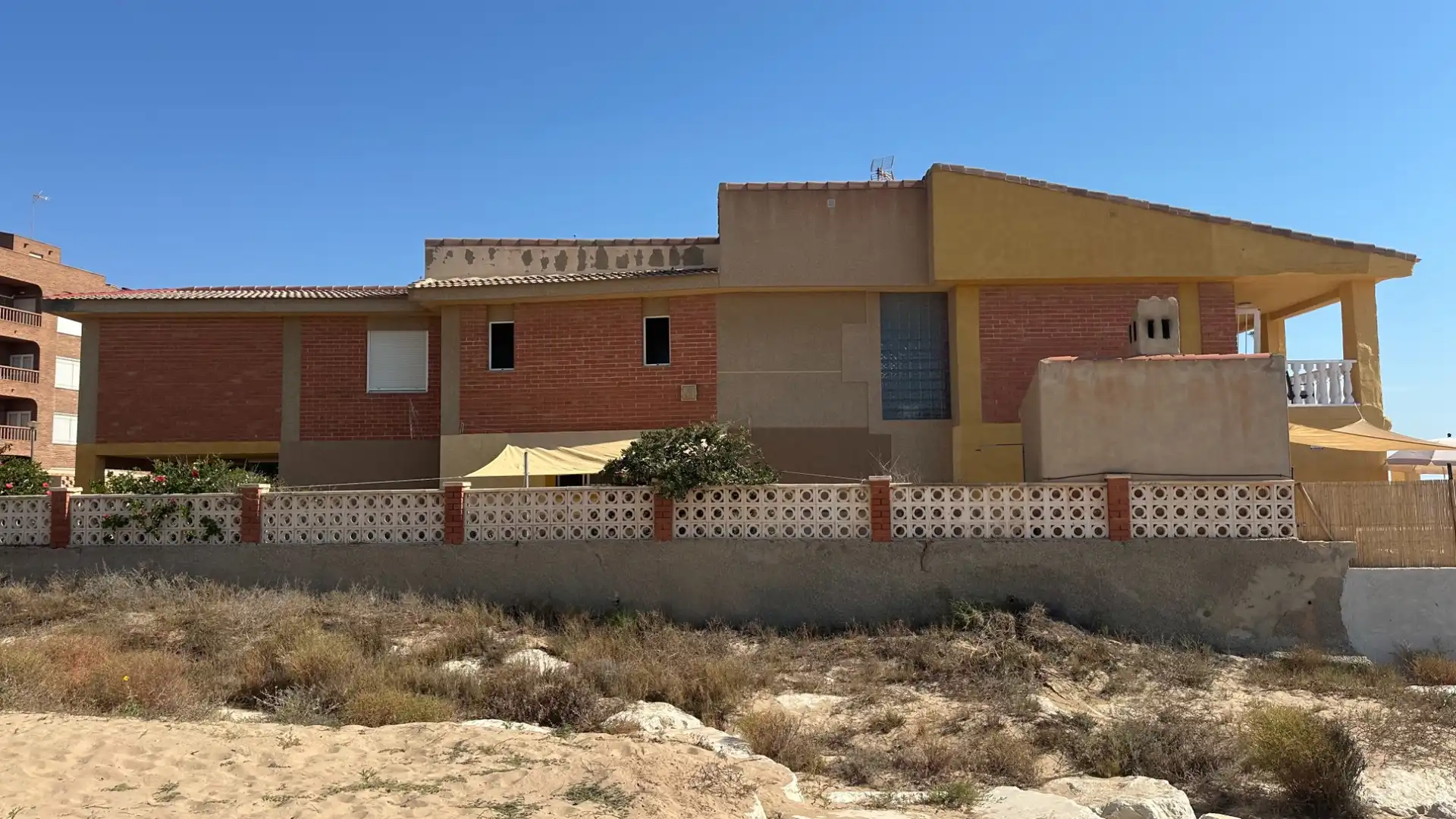 Vista exterior de Casa o xalet en venda en Guardamar del Segura amb Aire condicionat, Terrassa i Traster
