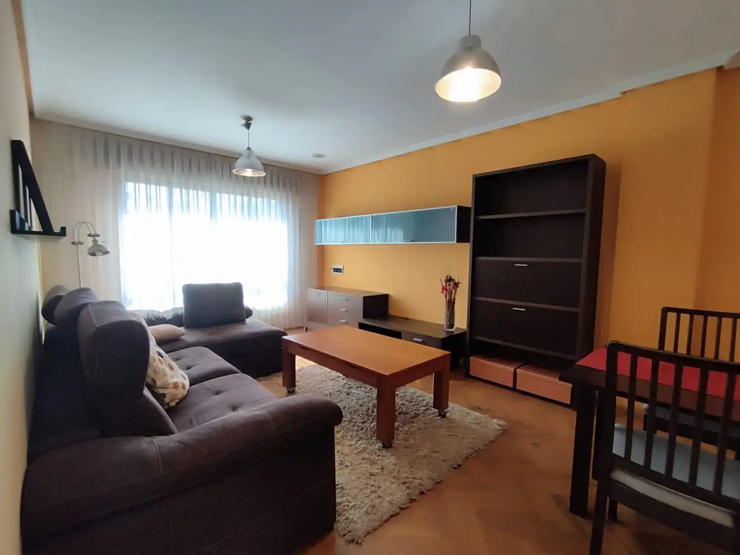Sala d'estar de Pis de lloguer en Culleredo amb Calefacció, Parquet i Moblat