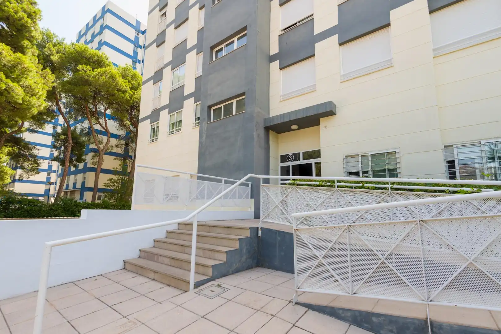 Außenansicht von Wohnungen zum Verkauf in Benicasim / Benicàssim mit Privatgarten, Terrasse und Gemeinschaftspool
