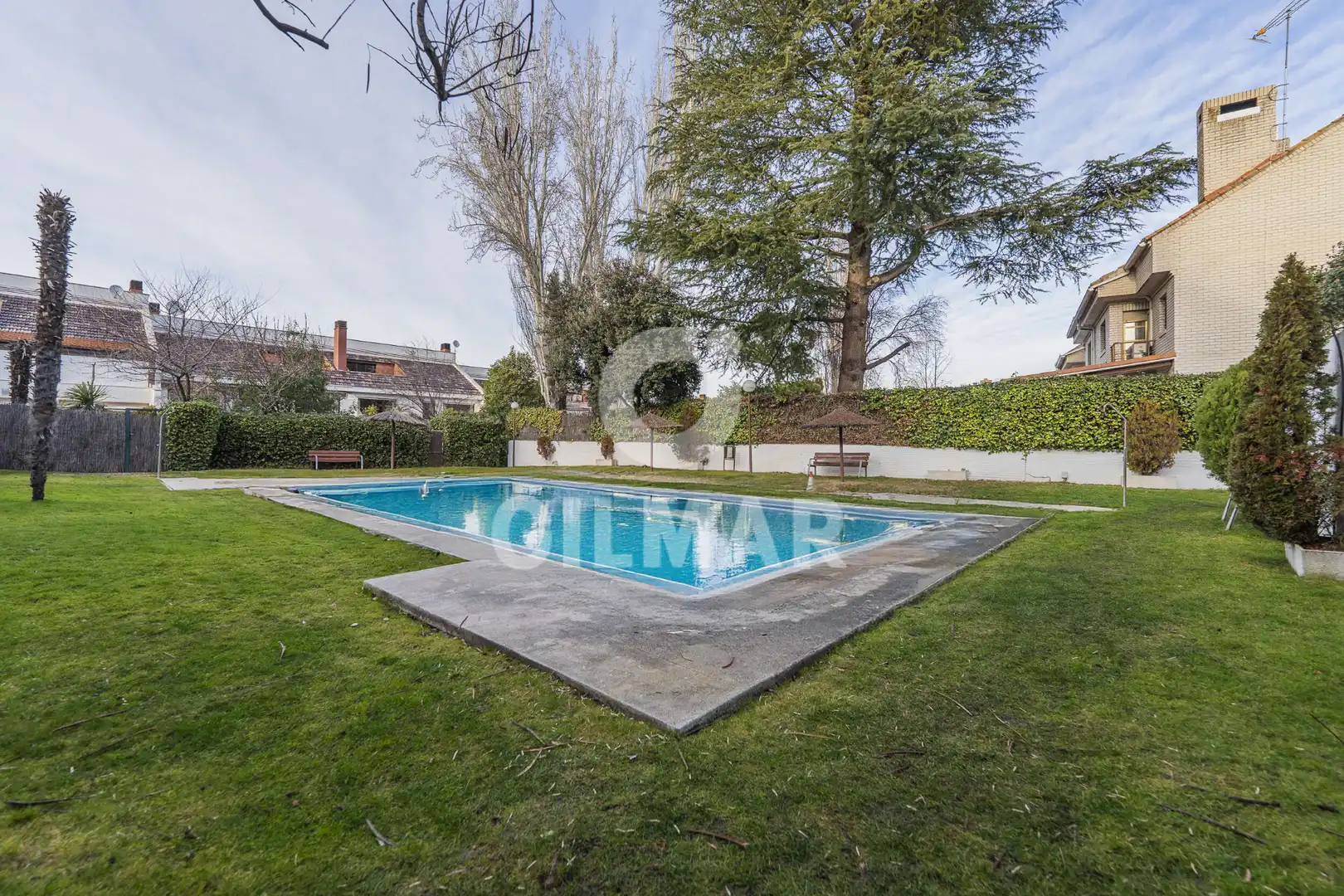 Schwimmbecken von Einfamilien-Reihenhaus zum Verkauf in La Moraleja mit Klimaanlage, Heizung und Privatgarten