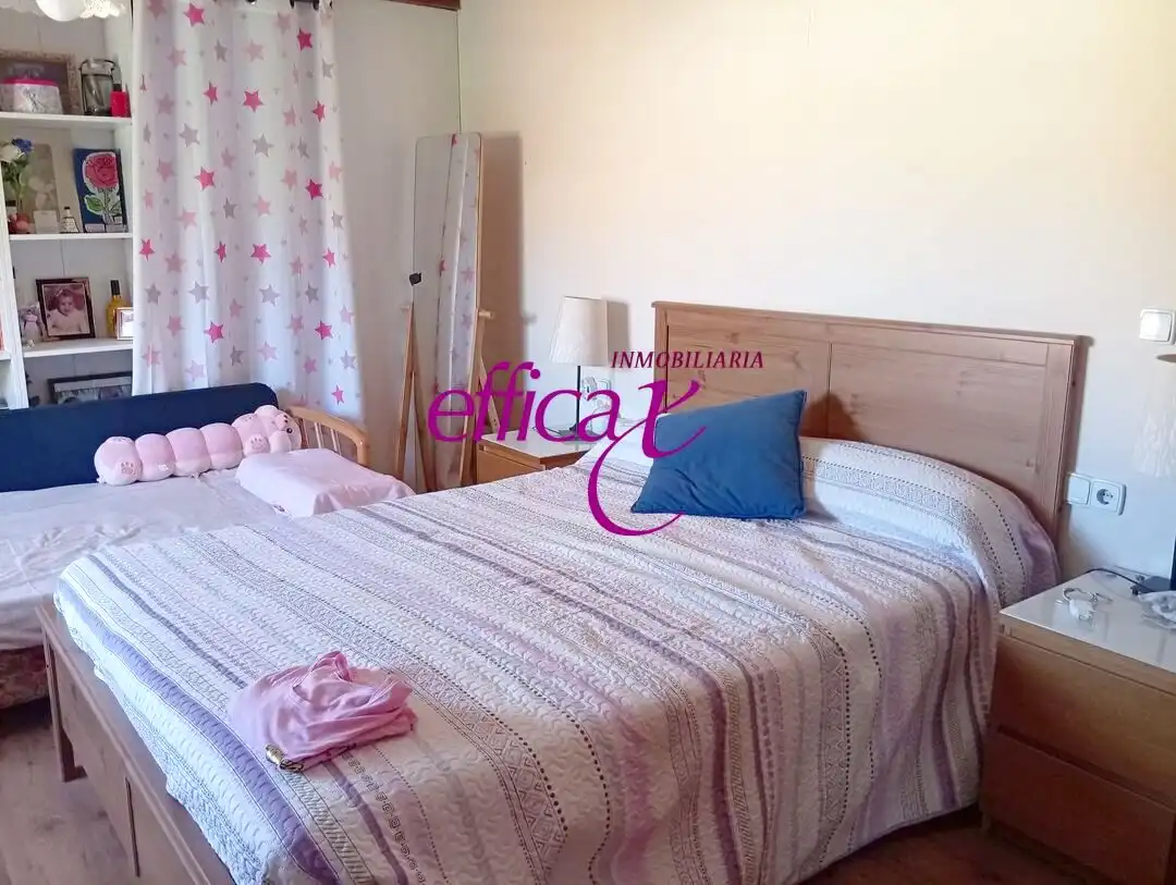 Dormitori de Casa o xalet en venda en Santo Domingo-Caudilla