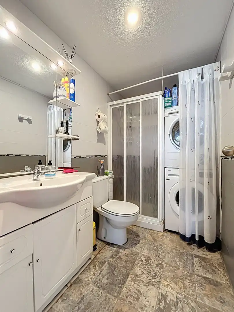 Badezimmer von Wohnung zum Verkauf in L'Alfàs del Pi mit Klimaanlage, Privatgarten und Schwimmbad
