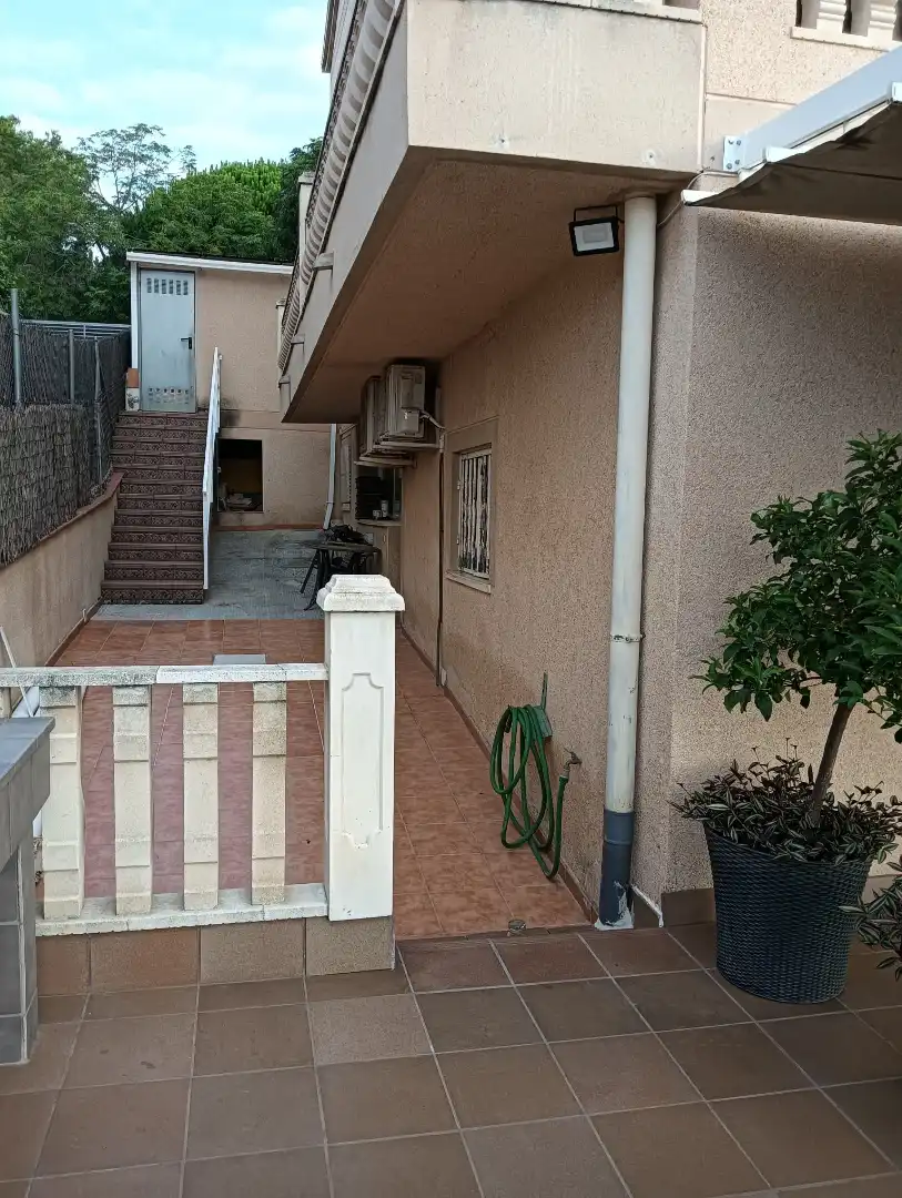 Vista exterior de Casa adosada en venta en Vilanova i la Geltrú con Aire acondicionado, Calefacción y Jardín privado