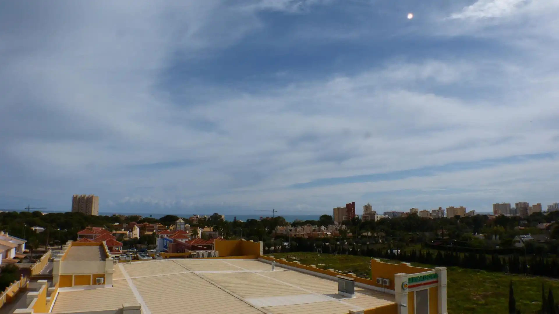 Vista exterior de Ático en venta en El Campello con Terraza, Trastero y Piscina
