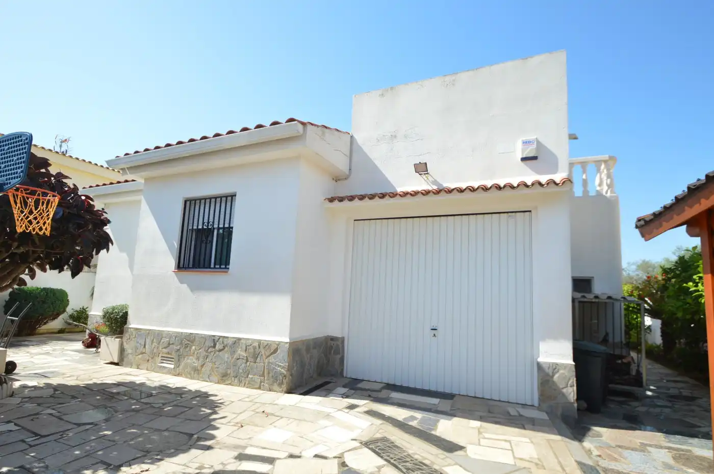 Vista exterior de Casa o xalet en venda en Vinaròs amb Jardí privat, Terrassa i Piscina