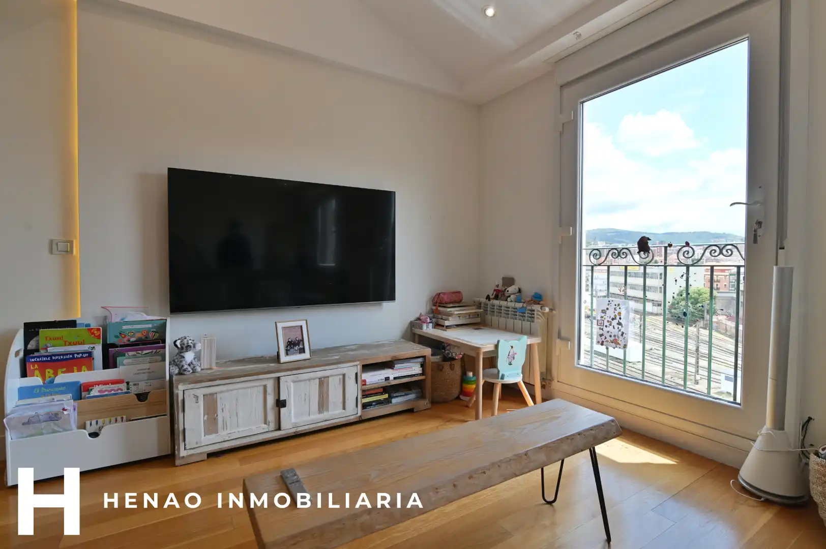 Living room of Flat for sale in Bilbao   with Heating, Parquet flooring and Furnished