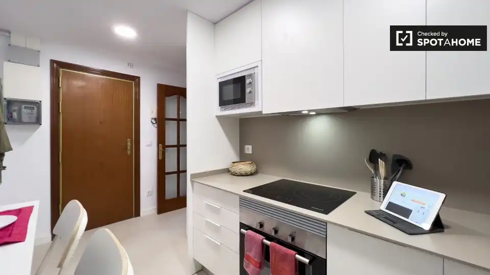 Cuina de Pis per a compartir en L'Hospitalet de Llobregat amb Aire condicionat, Calefacció i Moblat