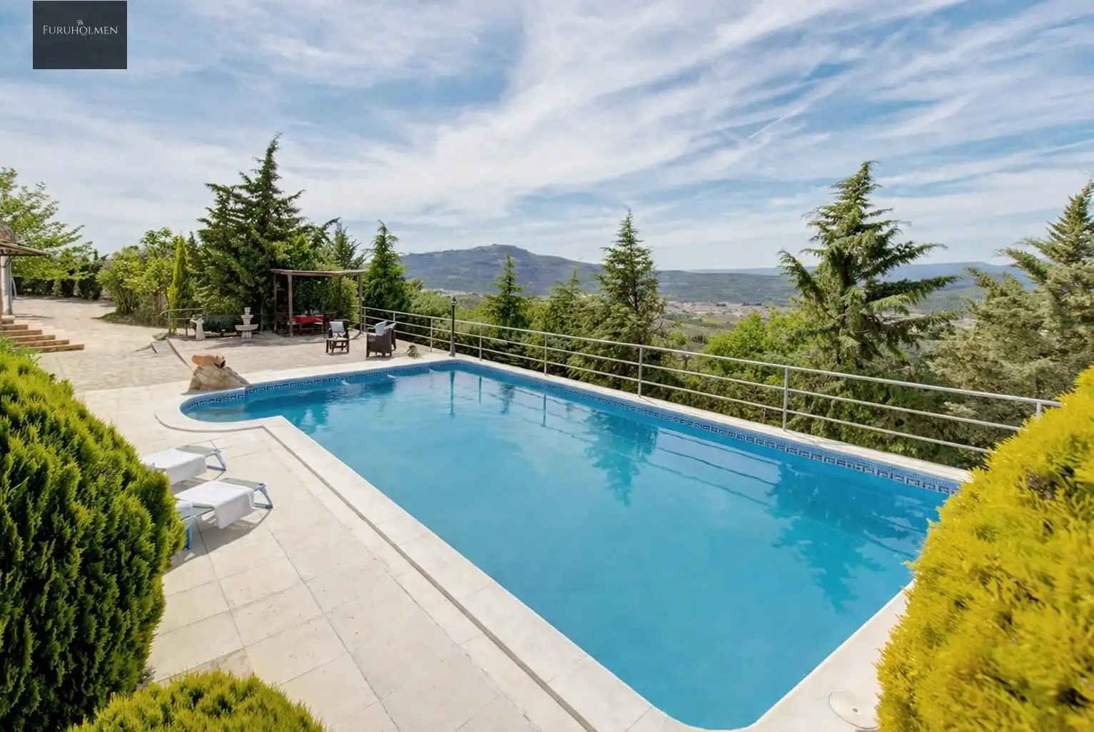 Xalet amb piscina en venda a Calle chalet
