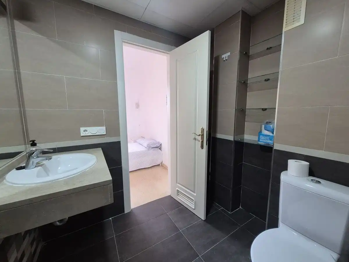 Badezimmer von Dachboden zum Verkauf in Manilva mit Klimaanlage, Heizung und Terrasse