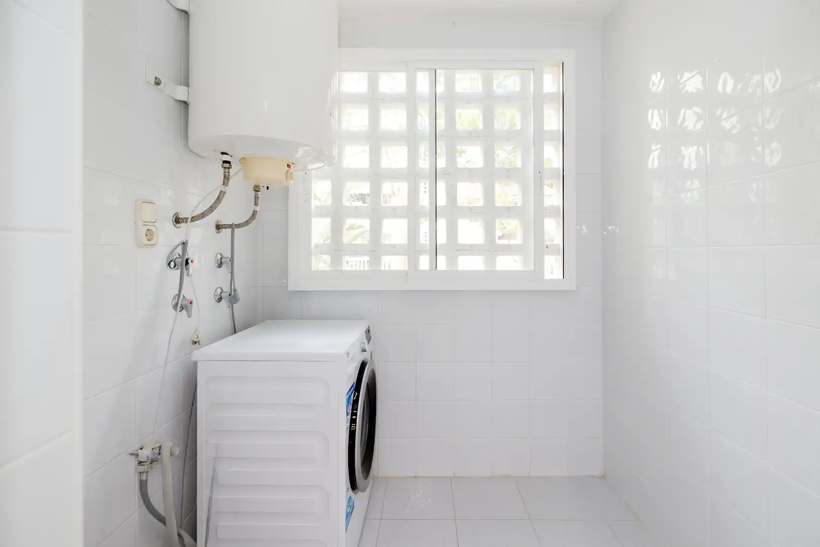 Bathroom of Flat for sale in Marbella  with Air Conditioner, Heating and Terrace