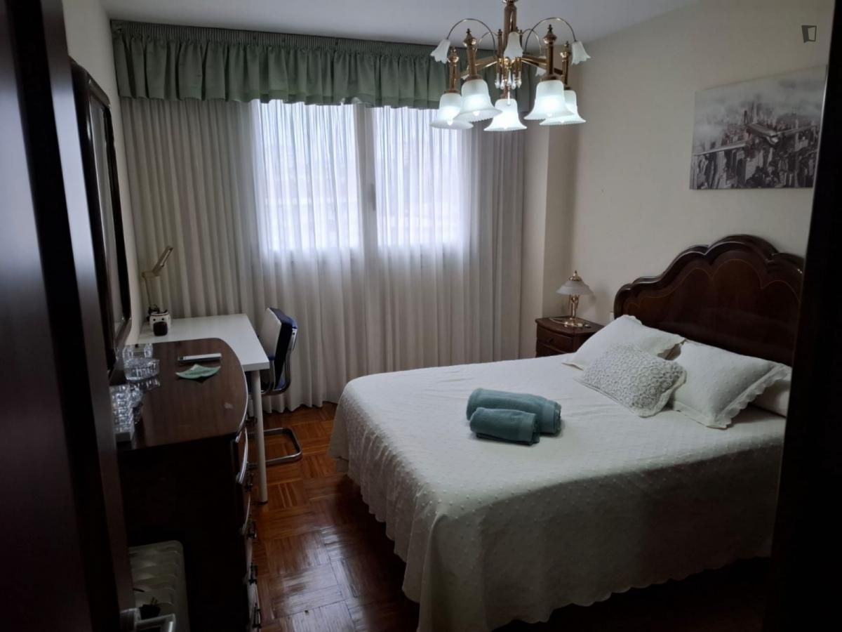 Dormitori de Apartament per a compartir en Vigo  amb Calefacció, Moblat i Forn