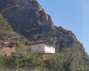 Vista exterior de Finca rústica en venda en Teverga amb Calefacció, Jardí privat i Moblat