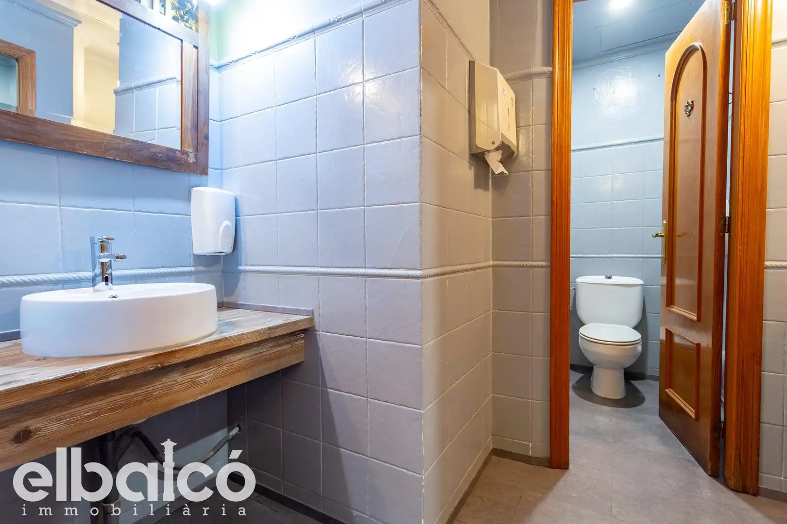 Baño de Local en venta en Tarragona con Aire acondicionado