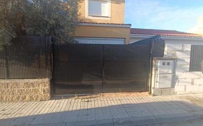 Vista exterior de Casa o xalet en venda en Galápagos amb Terrassa i Piscina