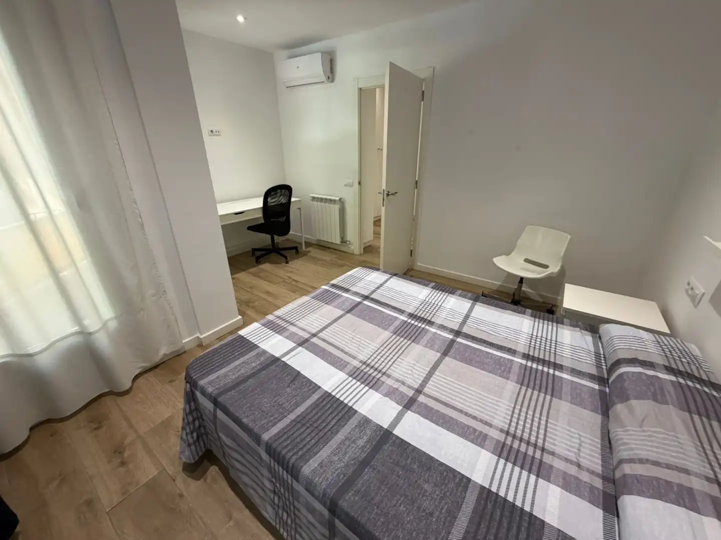 Habitación de Piso de alquiler en Lleida con Aire acondicionado, Amueblado y Horno