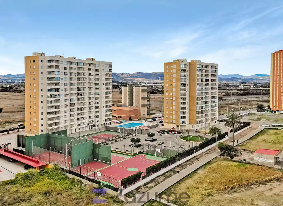 Außenansicht von Wohnung zur Miete in El Puig de Santa Maria mit Privatgarten, Terrasse und Schwimmbad