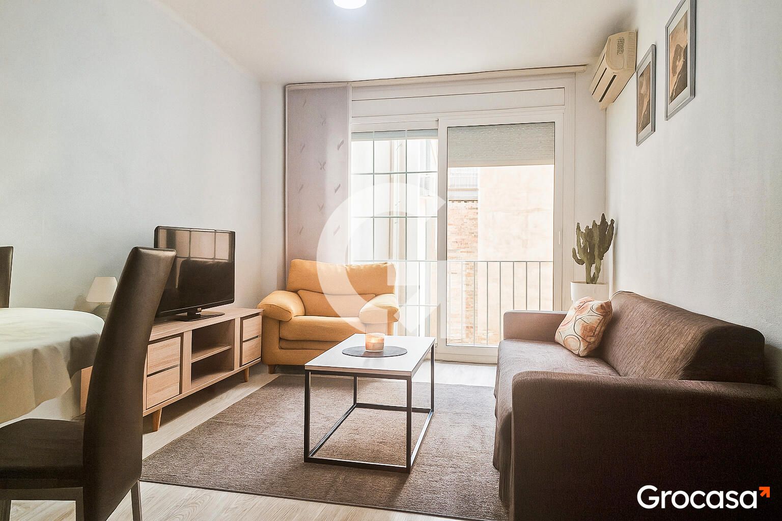 Living room of Flat for sale in L'Hospitalet de Llobregat  with Air Conditioner, Oven and Balcony