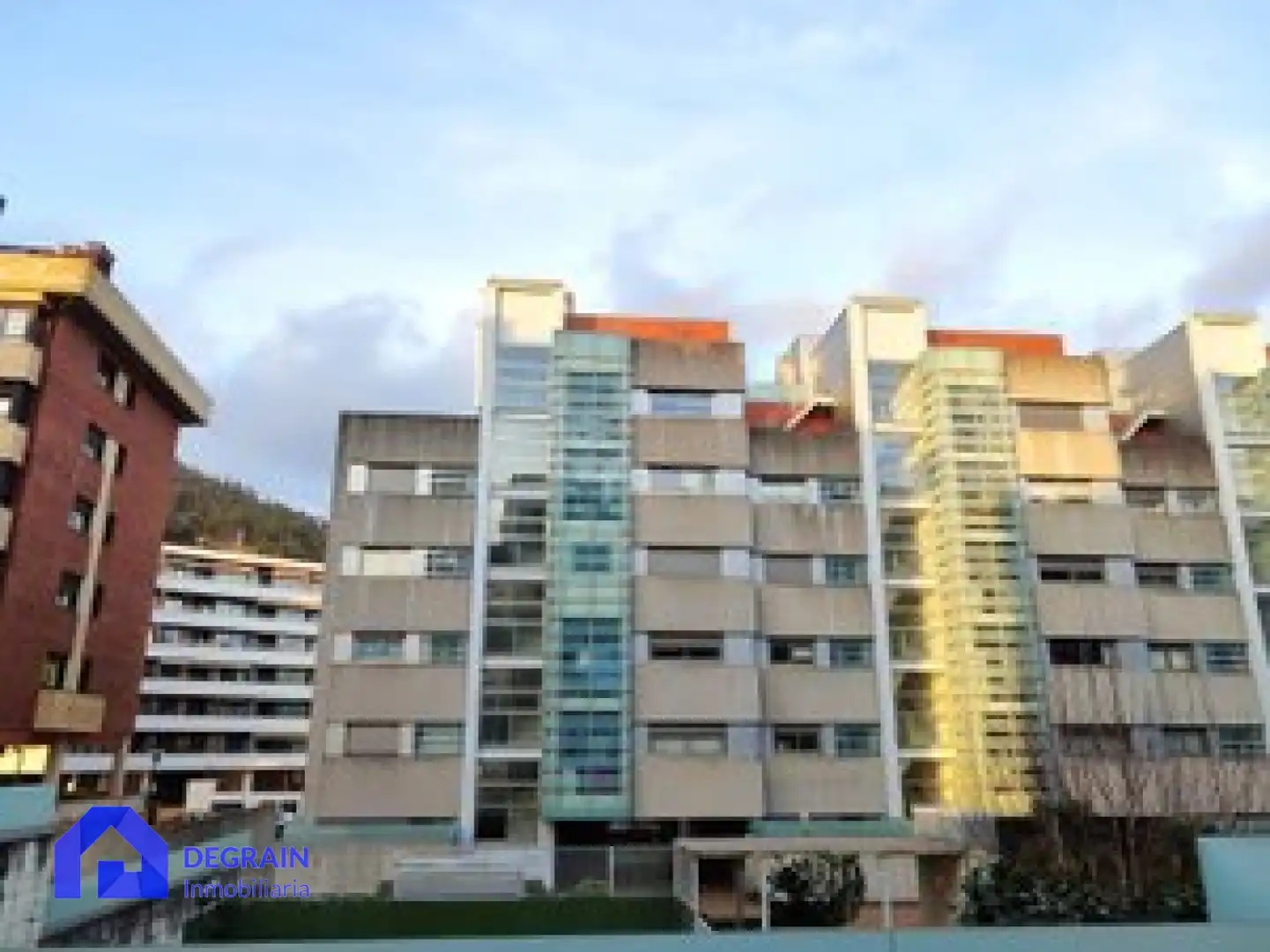 Außenansicht von Wohnung zum Verkauf in Oviedo  mit Heizung, Privatgarten und Abstellraum