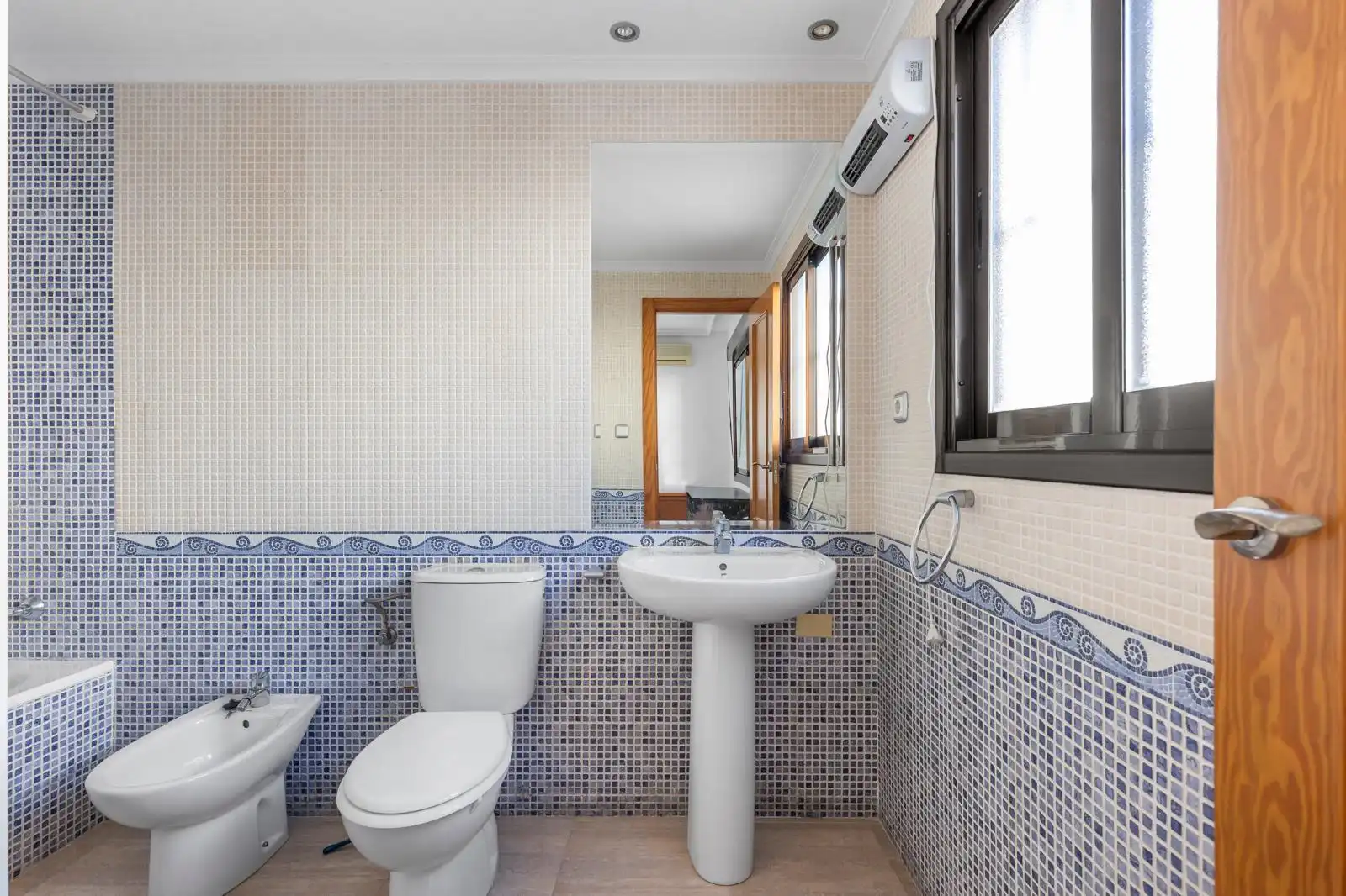 Badezimmer von Wohnung zum Verkauf in Torrevieja mit Klimaanlage, Heizung und Terrasse