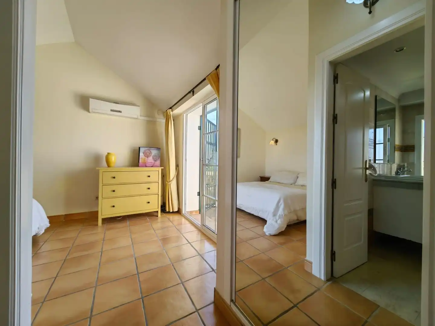 Dormitori de Casa o xalet en venda en Estepona amb Aire condicionat, Jardí privat i Terrassa