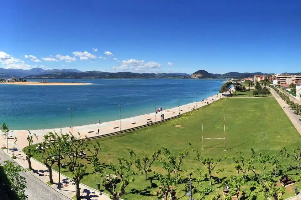 Vista exterior de Pis en venda en Santoña amb Calefacció i Terrassa