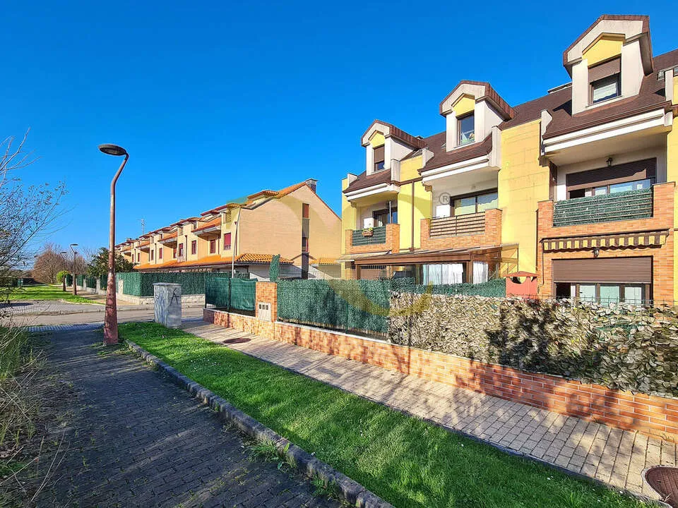 Vista exterior de Casa adosada en venta en Gijón  con Calefacción, Jardín privado y Terraza