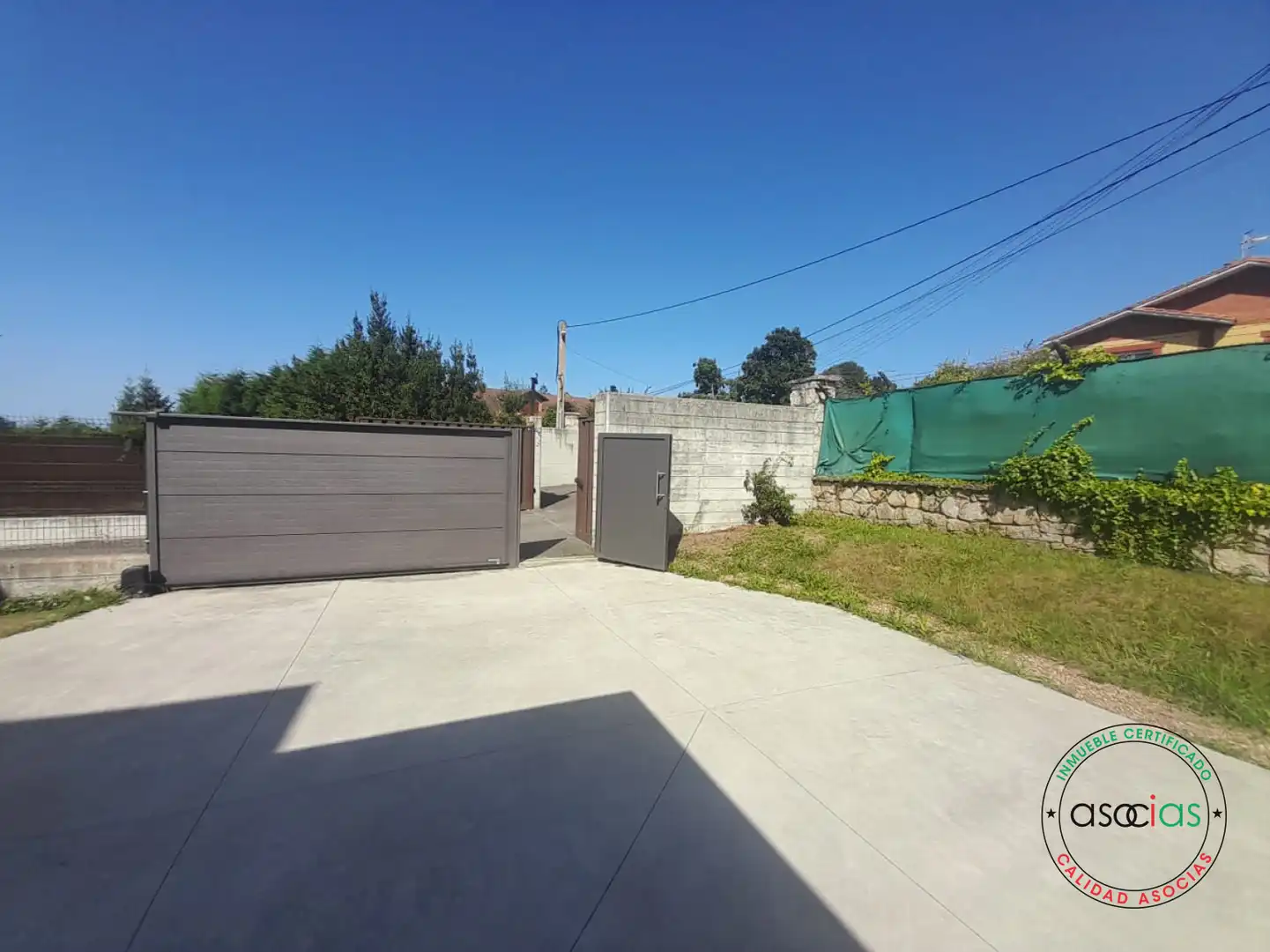 Aparcament de Casa o xalet en venda en Gijón  amb Calefacció, Jardí privat i Terrassa