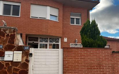 Exterior view of Single-family semi-detached for sale in Torrejón del Rey  with Air Conditioner and Swimming Pool