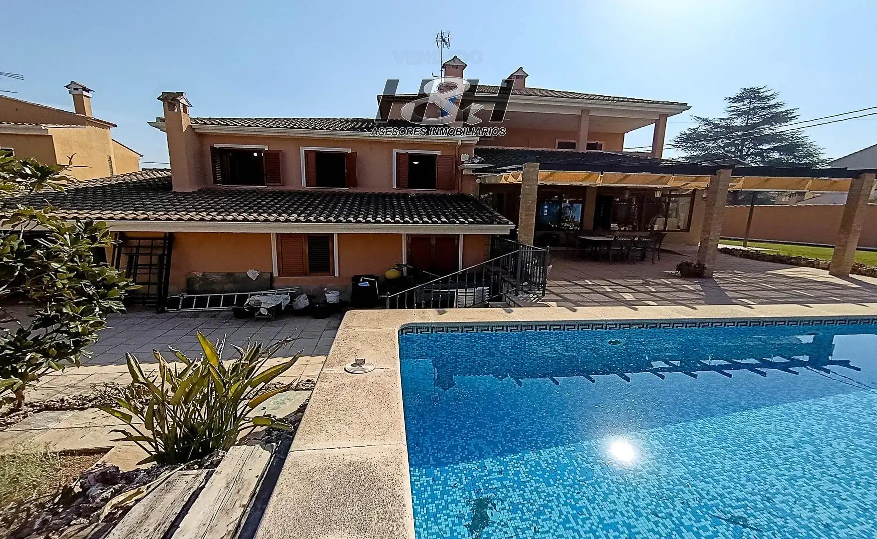 Vista exterior de Casa o xalet en venda en Riba-roja de Túria amb Aire condicionat, Calefacció i Jardí privat