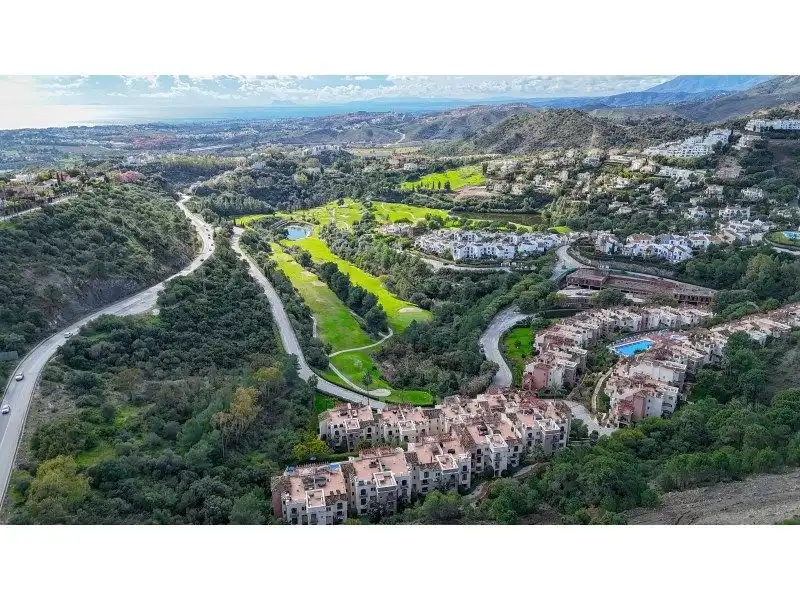 Vista exterior de Apartament en venda en Benahavís amb Jardí privat, Terrassa i Traster