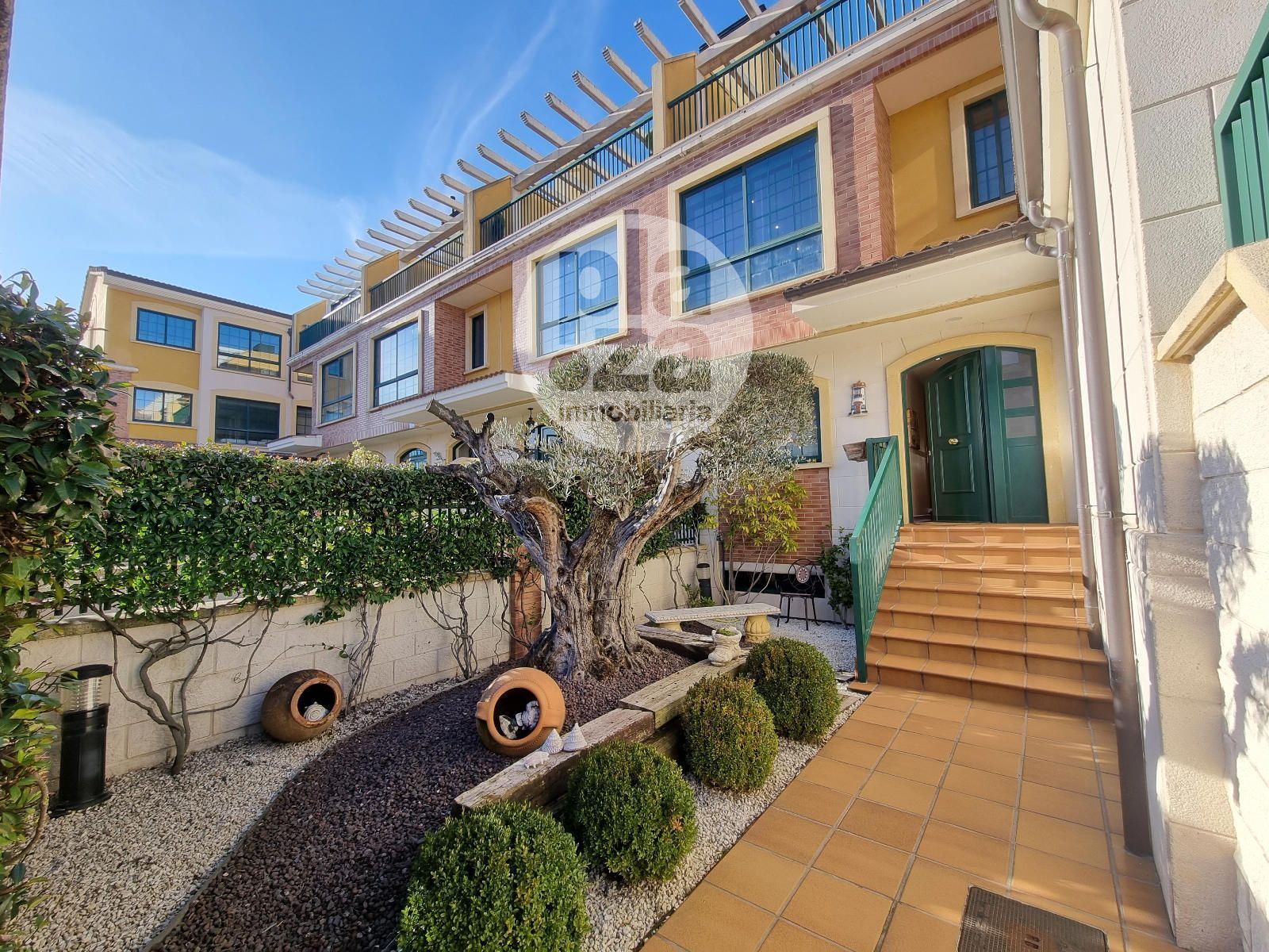 Exterior view of Single-family semi-detached for sale in Burgos Capital  with Heating, Private garden and Terrace