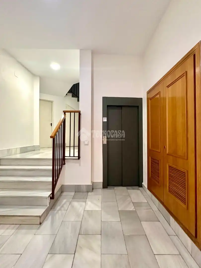 Ático con ascensor en alquiler en C. Álvarez Quintero, imagen 16
