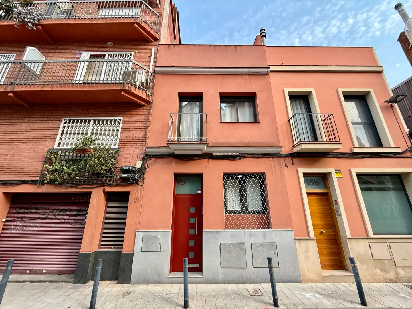 Vista exterior de Casa adosada en venda en Barcelona amb Aire condicionat, Calefacció i Jardí privat
