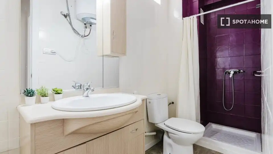 Baño de Piso de alquiler en Valencia con Aire acondicionado, Calefacción y Amueblado