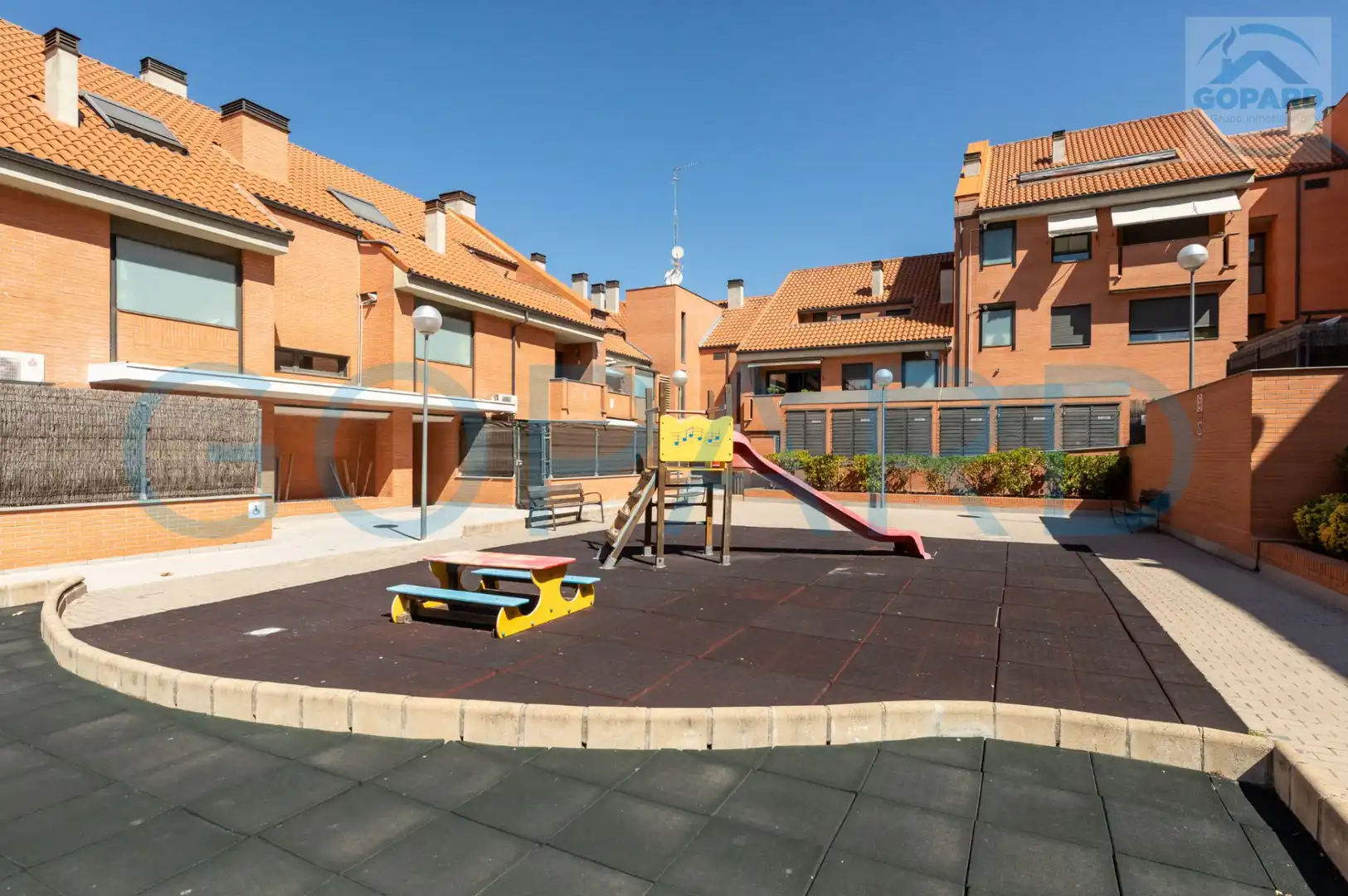 Vista exterior de Dúplex en venta en Villanueva del Pardillo con Aire acondicionado, Calefacción y Parquet