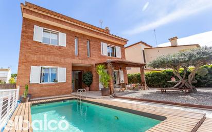 Exterior view of House or chalet for sale in Torredembarra  with Terrace, Swimming Pool and Balcony