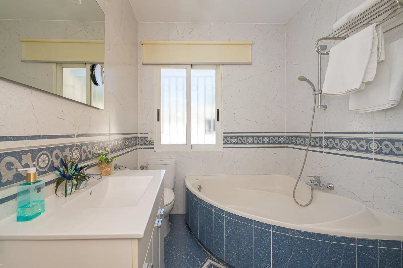 Baño de Casa o chalet en venta en La Nucia con Aire acondicionado, Calefacción y Jardín privado