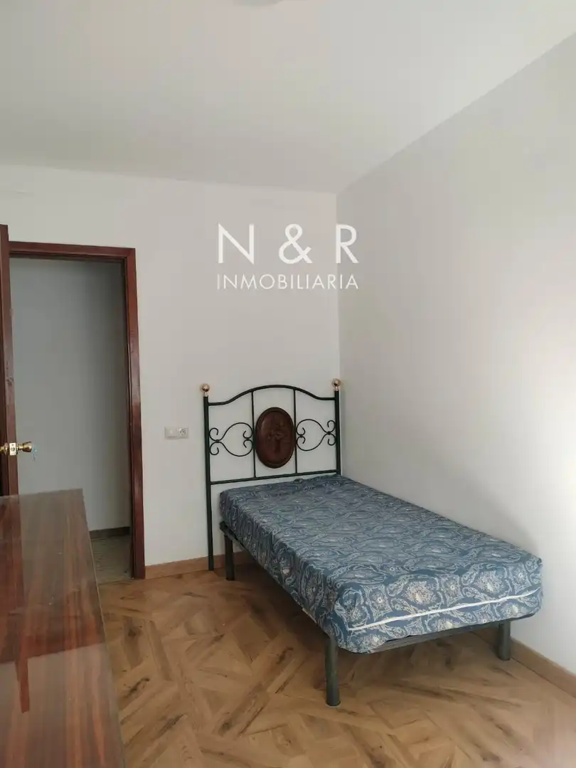 Bedroom of Flat for rent in Santiago de Compostela   with Heating and Furnished