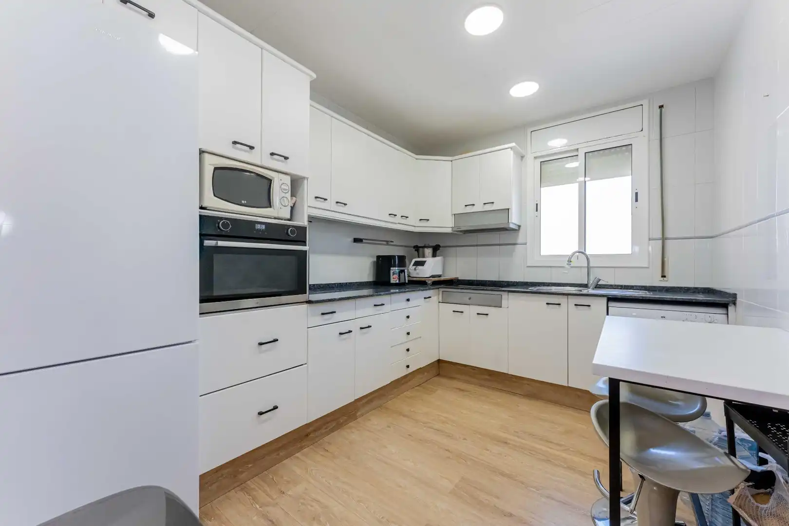 Kitchen of Flat for sale in Castelldefels  with Air Conditioner, Heating and Parquet flooring