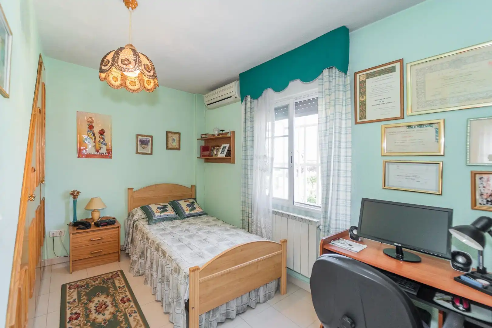 Schlafzimmer von Einfamilien-Reihenhaus zum Verkauf in Parla mit Klimaanlage, Heizung und Privatgarten