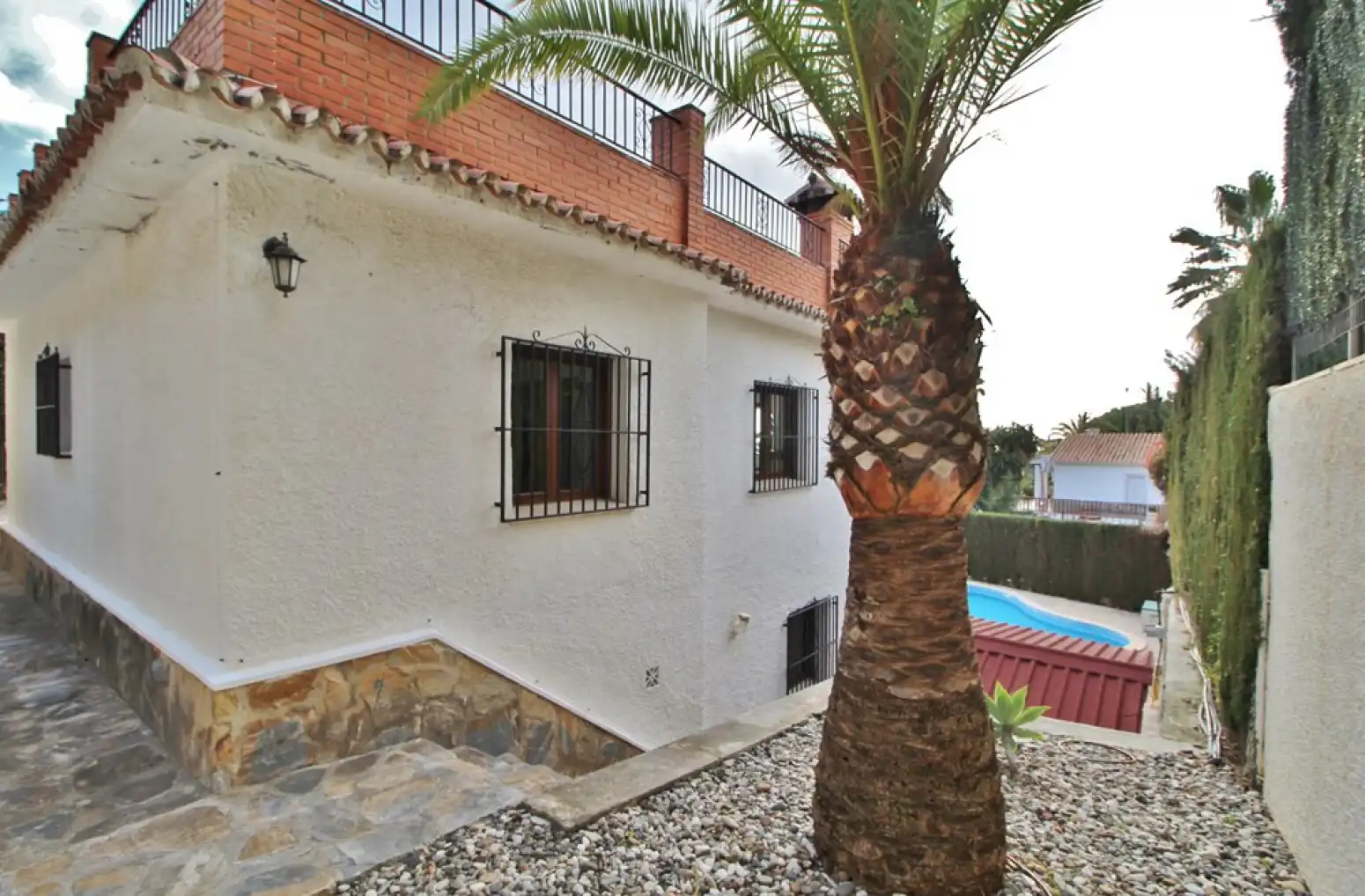 Vista exterior de Casa o xalet en venda en Rincón de la Victoria amb Aire condicionat, Jardí privat i Terrassa