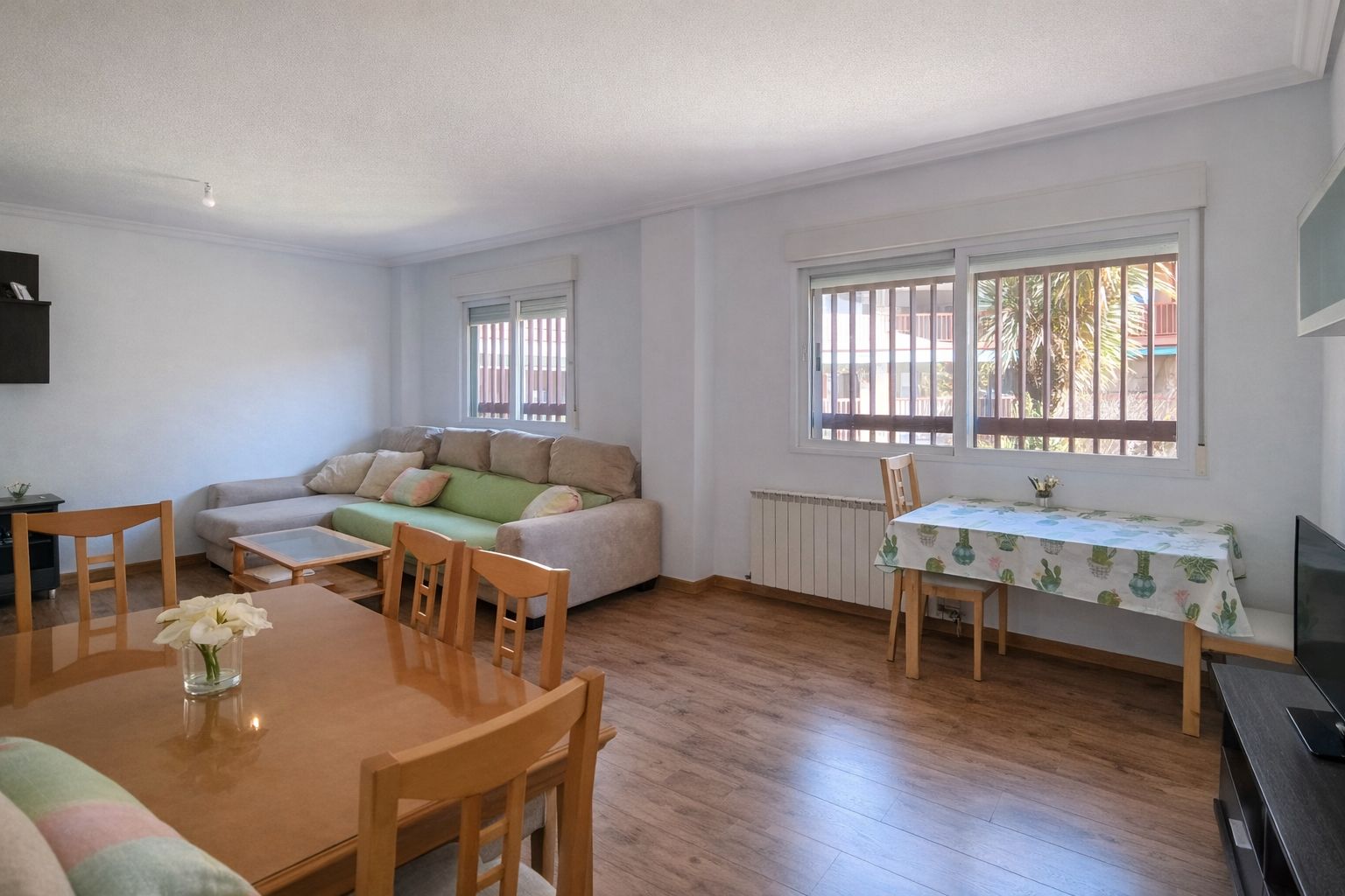Living room of Flat to rent in  Madrid Capital  with Air Conditioner, Heating and Parquet flooring
