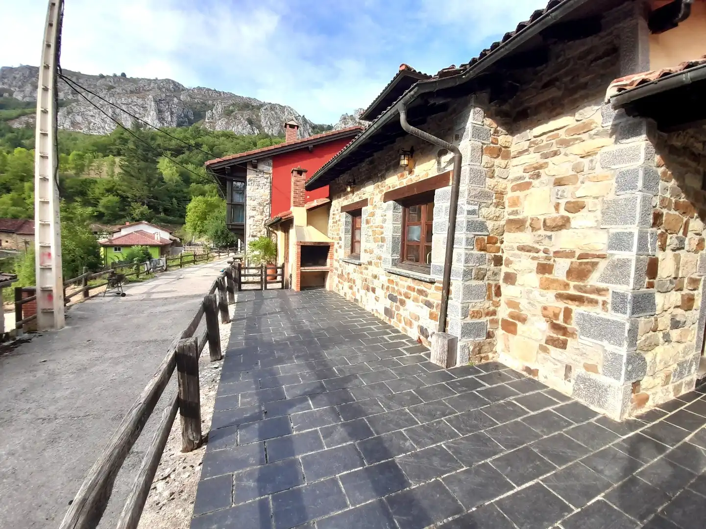 Vista exterior de Casa adosada en venda en Caso amb Calefacció, Terrassa i Traster