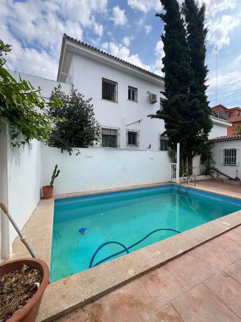 Schwimmbecken von Haus oder Chalet zur Miete in Sevilla mit Klimaanlage, Heizung und Privatgarten