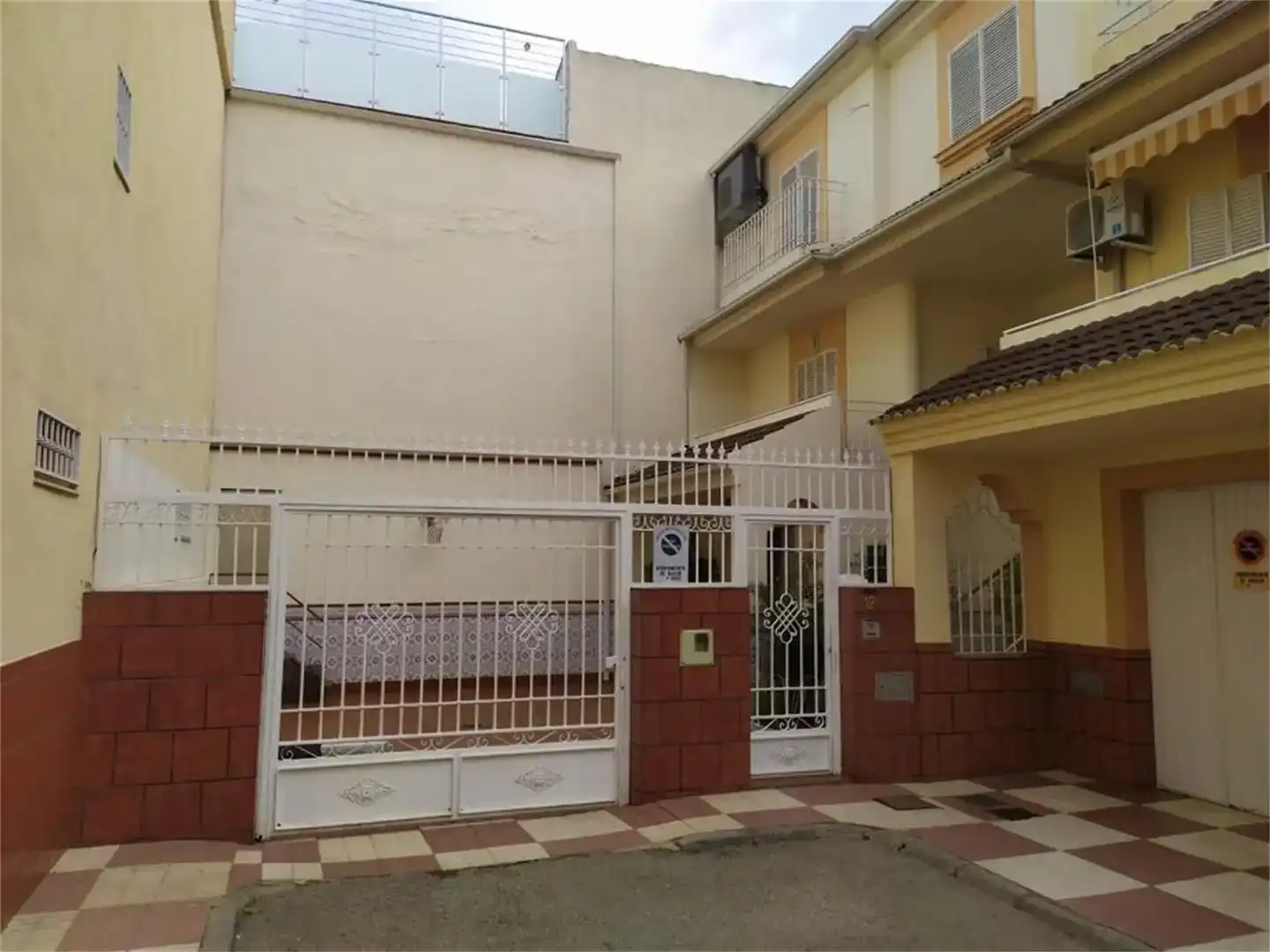 Vista exterior de Casa adosada en venta en Bailén con Aire acondicionado y Balcón