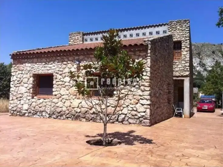 Vista exterior de Casa o xalet en venda en Hontoba amb Calefacció, Jardí privat i Traster