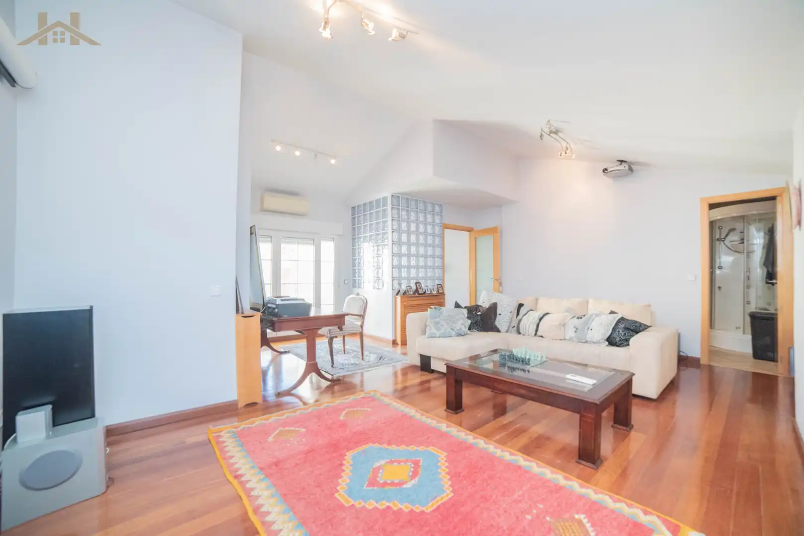 Sala d'estar de Casa adosada en venda en Tres Cantos amb Aire condicionat, Calefacció i Jardí privat